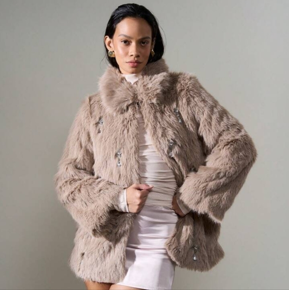 NWT Luxurious Faux Fur Coat in Tan - Picture 2 of 4